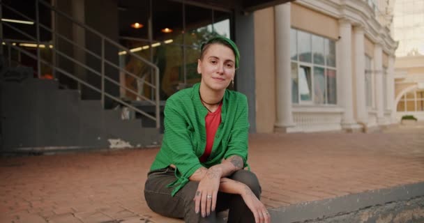 Porträtt Lesbisk Flicka Med Kort Grönt Hår Tatueringar Grön Skjorta — Stockvideo
