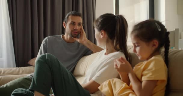 Närbild Lycklig Far Med Långt Hår Och Stubb Kommunicerar Brunett — Stockvideo
