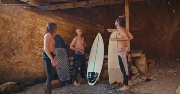Drei Jungs Surfer Mit Oberkörpernadeln Neoprenanzügen Stehen Neben Einem Stand — Stockvideo