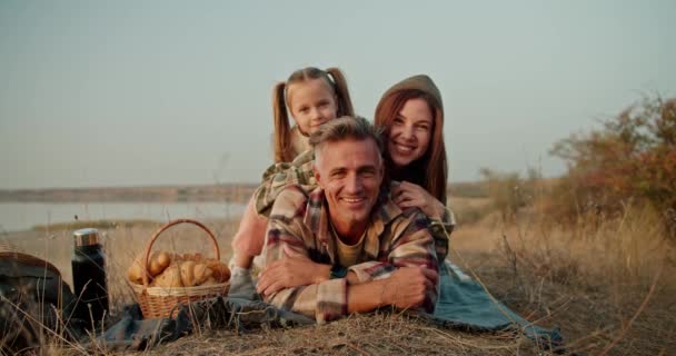 Retrato Uma Família Feliz Num Piquenique Verão Fora Cidade Homem — Vídeo de Stock