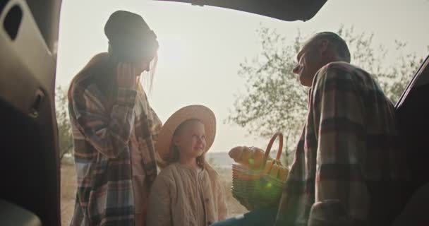 一个快乐的家庭 一个白发苍苍的中年男人 穿着格子衬衫 与他的小女儿 一个金发女孩 和他的妻子 一个穿着格子衬衫 有着棕色头发的女孩交流 — 图库视频影像