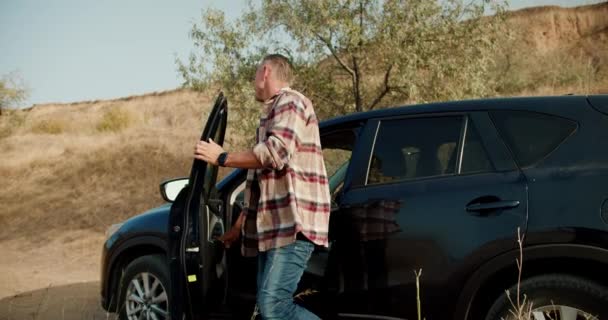 Ekose Gömlekli Mutlu Bir Adam Siyah Gömleğini Arabada Çıkarır Kız — Stok video