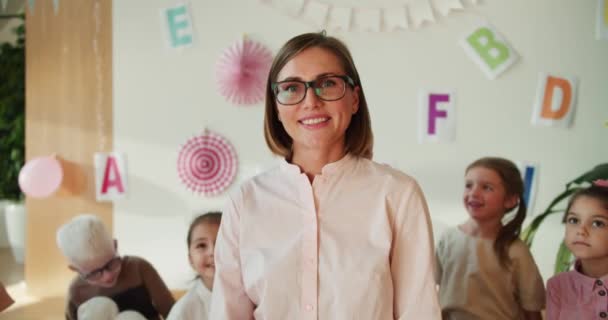 Portret Szczęśliwej Nauczycielki Fryzurą Boba Okularach Białą Koszulą Która Patrzy — Wideo stockowe