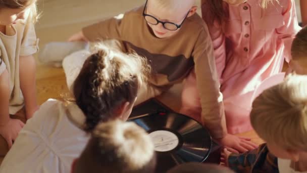 Anaokulundaki Çocukların Pikaptan Sonra Oturup Müzik Dinledikleri Yakın Plan Çekimler — Stok video
