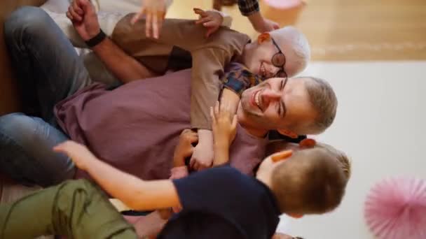 Вертикальне Відео Щасливих Дітей Обіймають Свого Вчителя Чоловіка Сірим Волоссям — стокове відео