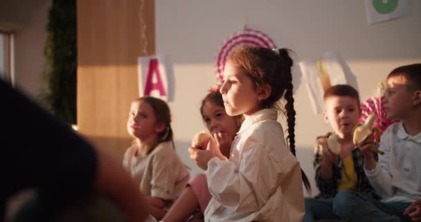 一个身穿白衬衫 头戴辫子的小女孩在课间休息时和午餐时都吃苹果 准备让学龄前儿童上学 — 图库视频影像