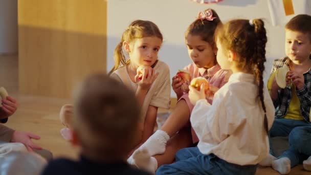 Crianças Pré Escolares Sentam Chão Almofadas Especiais Comem Maçãs Bananas — Vídeo de Stock