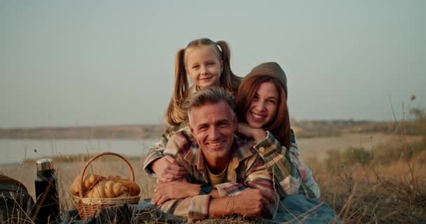 Feliz Trio Familiar Meia Idade Morena Homem Sua Esposa Filha — Vídeo de Stock