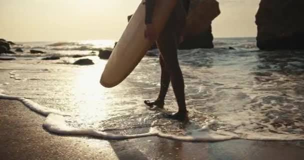 Homem Com Cabelo Encaracolado Fato Mergulho Com Uma Jaqueta Surf — Vídeo de Stock