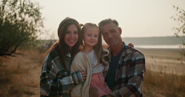 Retrato Uma Família Feliz Homem Morena Com Cabelos Grisalhos Uma — Vídeo de Stock