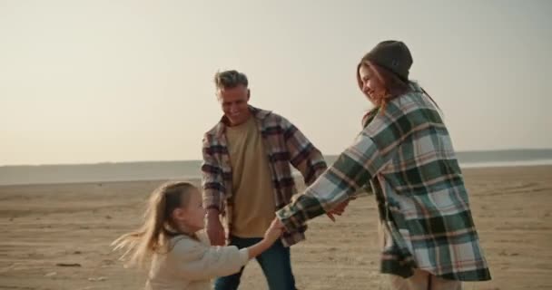 Trio Feliz Uma Família Homem Morena Uma Camisa Quadriculada Juntamente — Vídeo de Stock