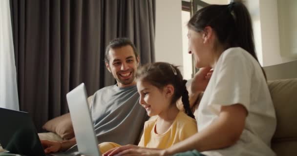 Aile Kanepede Oturuyor Gri Bir Dizüstü Bilgisayardan Bir Şeye Bakıyor — Stok video