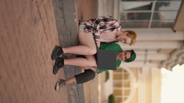 Vídeo Vertical Dos Chicas Lesbianas Sientan Los Escalones Ciudad Miran — Vídeo de stock