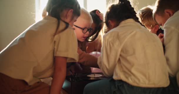 Skupina Předškolních Dětí Formálních Šatech Sedících Hudebního Přehrávače Který Prohlíží — Stock video