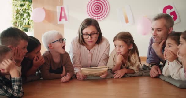 Kısa Saçlı Gözlüklü Beyaz Gömlekli Bir Kız Öğretmen Çocuklarla Birlikte — Stok video