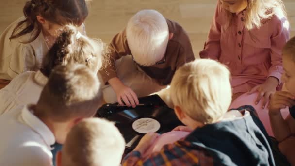 Los Niños Preescolares Interesados Encienden Tocadiscos Escuchan Examinan Cuidadosamente Habitación — Vídeo de stock