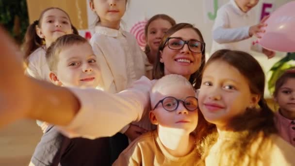 Kısa Saçlı Gözlüklü Beyaz Tişörtlü Mutlu Bir Öğretmen Öğrencileriyle Özçekim — Stok video