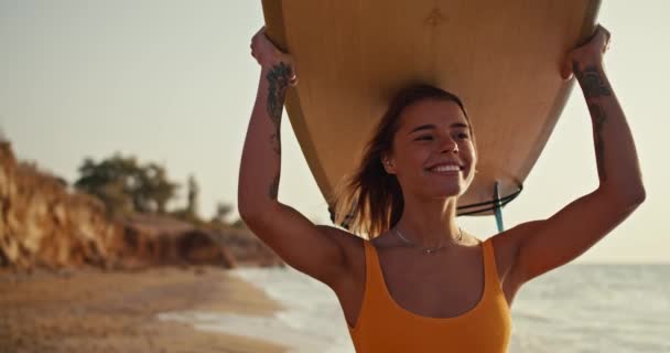 Ein Fröhliches Und Fröhliches Blondes Mädchen Orangefarbenen Badeanzug Trägt Ihr — Stockvideo