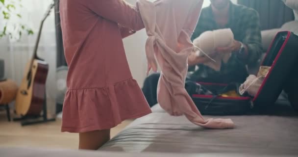 Pembe Elbiseli Esmer Bir Kız Yalnız Babasıyla Seyahati Sırasında Eşyalarını — Stok video