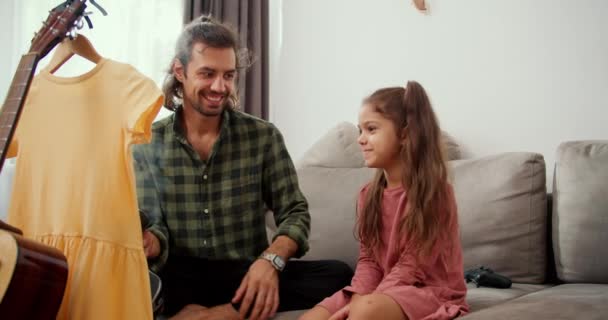 Een Eenzame Vader Een Brunette Een Groen Geruit Shirt Communiceert — Stockvideo