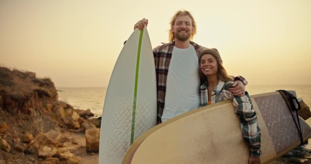 커플의 초상화 셔츠에 수염을 모자에 친구를 남자와 여자는 보드를 해변에 — 비디오