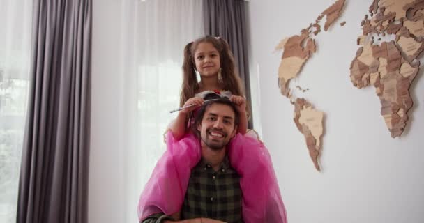 Portrett Lykkelig Familie Liten Brunette Jente Rosa Kostyme Med Magisk – stockvideo