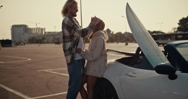 Close Shot Van Een Blonde Man Met Een Bril Met — Stockvideo