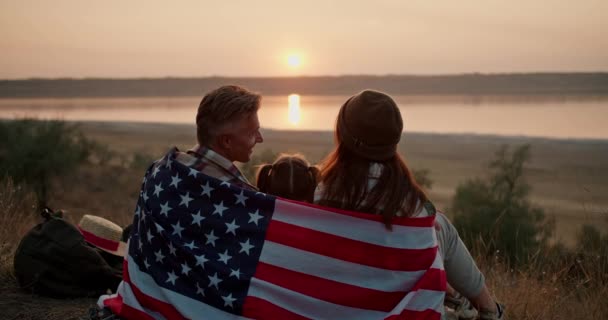 ครอบคร ความส ออย ในธงของสหร ฐอเมร งบนพรมและด พระอาท ตกด นตอนเย สวยงามในฤด — วีดีโอสต็อก