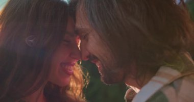 Mutlu bir çiftin yakın çekimleri, bir erkek ve esmer bir kız birbirlerine burunlarını sürterler ve yaz aylarında şehrin dışında karavanın yanında yaptıkları piknik sırasında iletişim kurarlar..