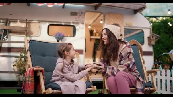 Boldog Kis Szőke Lány Rózsaszín Kapucnis Pulcsiban Kommunikál Anyjával Egy — Stock videók