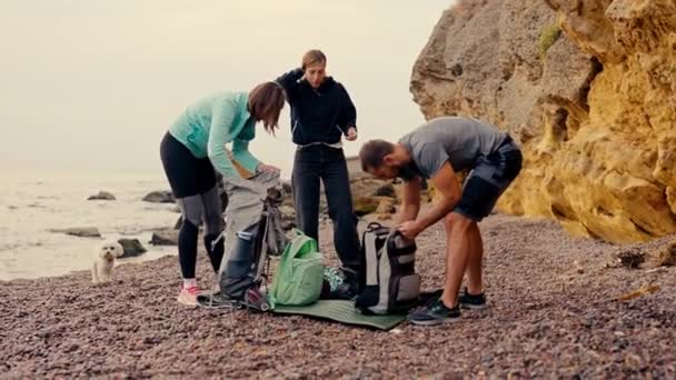Group Rock Climbers Unpack Backpacks Prepare Climb Yellow Rocks Sea — Stock Video