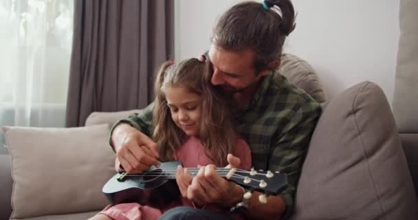 Homme Brune Père Célibataire Avec Une Chemise Verte Carreaux Avec — Video