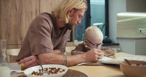 Blondyn Brodą Okularami Trzyma Zielony Ołówek Rękach Pokazuje Swojemu Synowi — Wideo stockowe