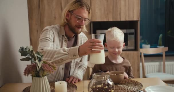 Blond Man Med Glasögon Vit Rutig Skjorta Häller Mjölk Skålen — Stockvideo
