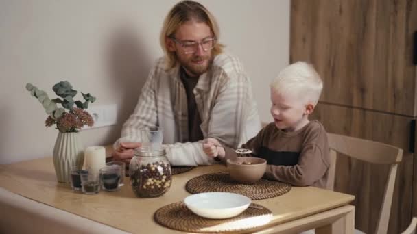 Szczęśliwy Mały Albinos Białymi Włosami Brązowej Kurtce Płatki Mlekiem Śniadanie — Wideo stockowe
