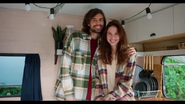 Retrato Casal Feliz Cara Morena Com Restolho Uma Camisa Xadrez — Vídeo de Stock