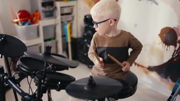Een Kleine Getalenteerde Albino Jongen Met Wit Haar Ronde Blauwe — Stockvideo