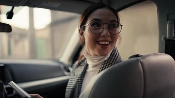 Uma Menina Empresária Morena Feliz Óculos Redondos Uma Jaqueta Cinza — Vídeo de Stock