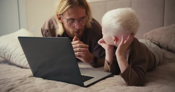 Šťastný Albínský Chlapec Bílými Vlasy Dívá Svého Otce Zatímco Dívá — Stock video