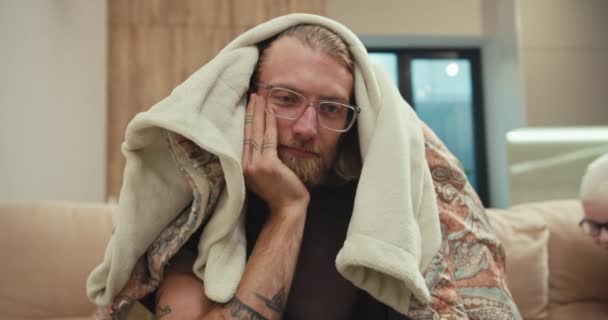 Homem Loiro Cansado Com Barba Óculos Cobriu Com Cobertor Seu — Vídeo de Stock