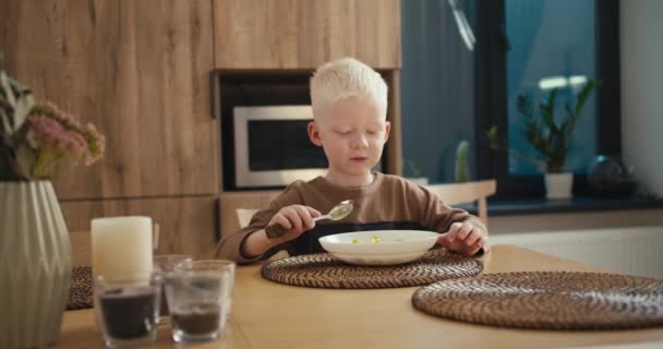 Szczęśliwy Mały Albinos Chłopiec Białymi Włosami Niebieskimi Oczami Śniadanie Rano — Wideo stockowe