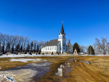 Bu eski taşra kilisesi bir kış tablosunda olmalı.