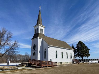 Eski tarihi taşra kilisesi hala cemaate ev sahipliği yapıyor.