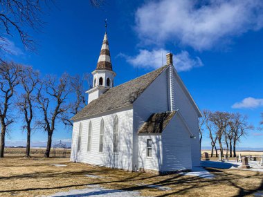 Bu asırlık köy kilisesi hala duruyor.
