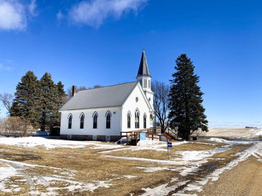 Eski kır kilisesi ıssız bir yerde.