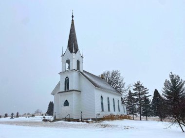 Bir köy kilisesi daha kar yağıyor.