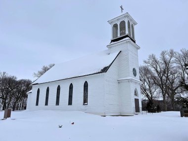 Donmuş bir kışa dayanan eski bir taşra kilisesi.
