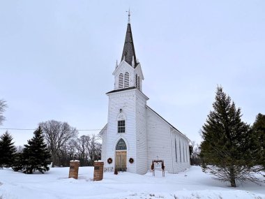 Bu köy kilisesi kışın ortasında gururla duruyor.