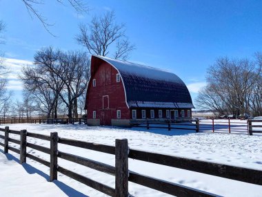 Karda Gotik tarzı eski bir ahır.