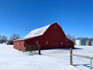 Eski bir çiftlikte bir ahır duruyor, gitmiş, ama anılar hala duruyor.